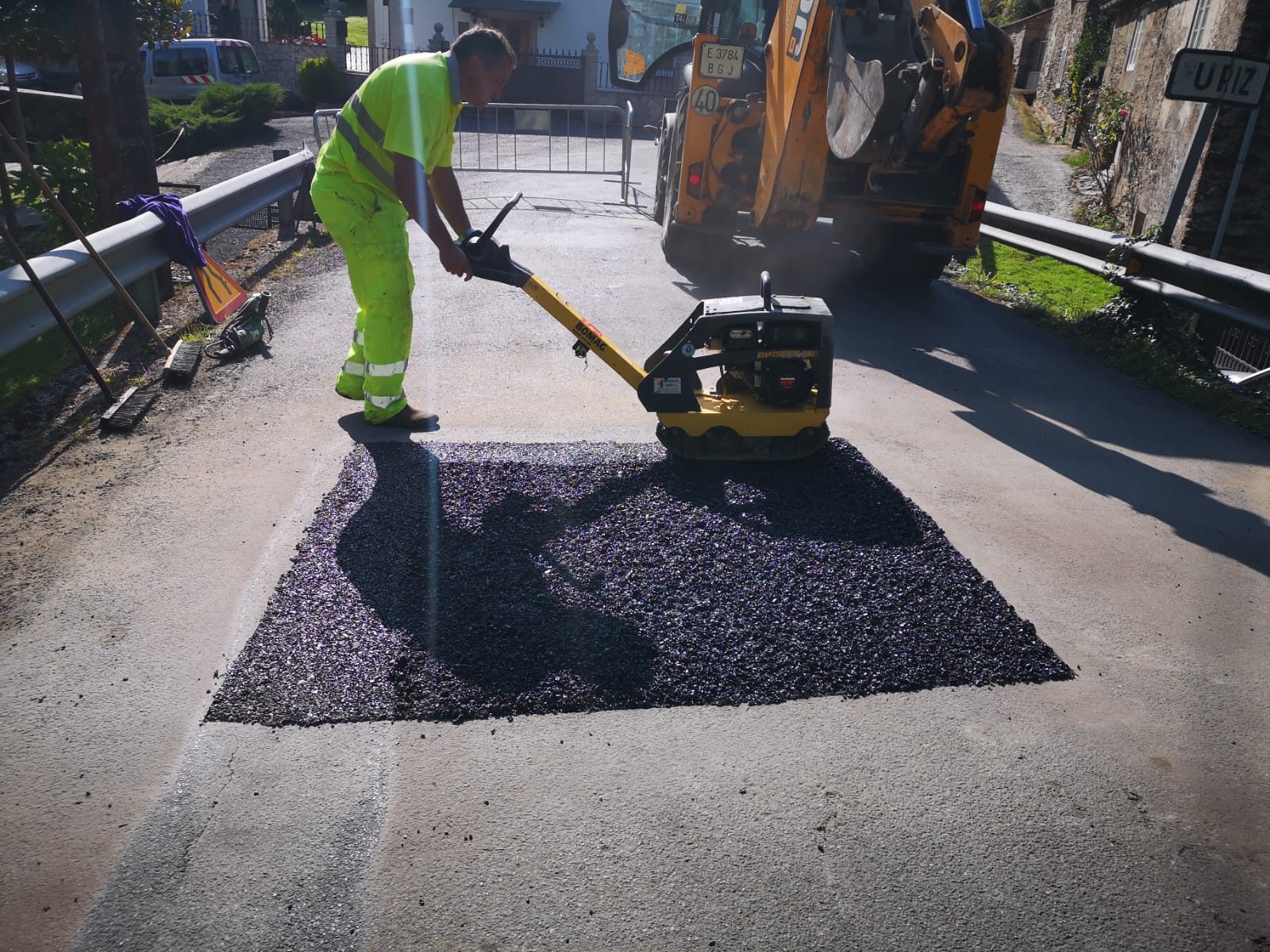 Obras de arranxo da estrada provincial na ponte de Uriz en Begonte