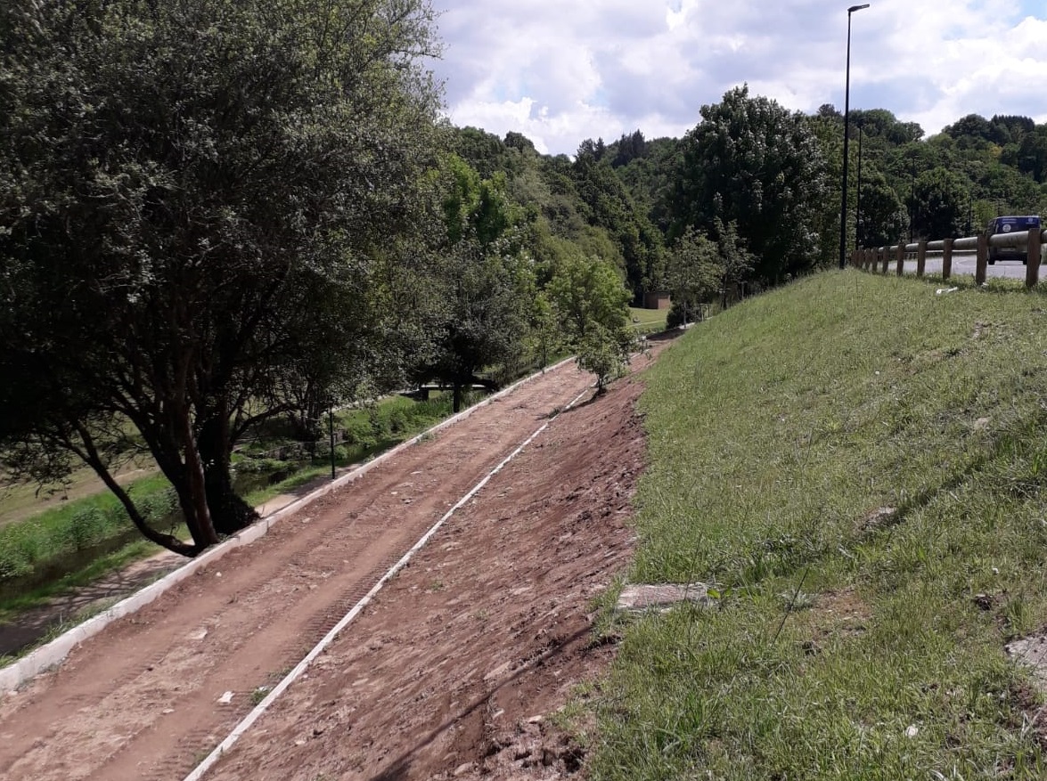 Obras que a Deputación de Lugo executa no río Rato para crear un carril bici