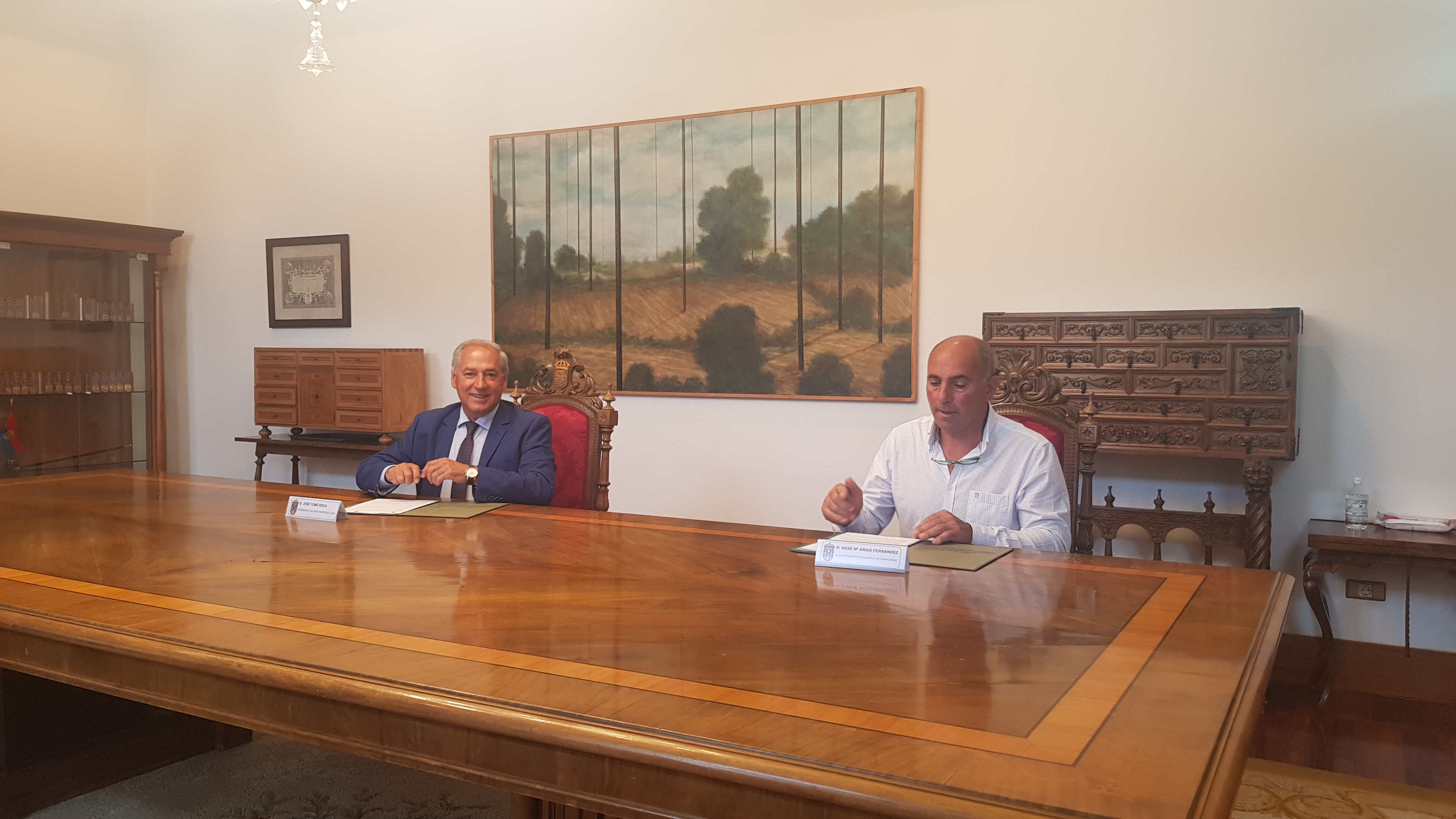 O Presidente da Deputación, José Tomé e o Alcalde de Castroverde, Xose María Arias formalizan o último trámite interadministrativo previo á apertura do centro de maiores desta localidade O Presidente da Deputación, José Tomé e o Alcalde de Castroverde, Xose María Arias formalizan o último trámite interadministrativo previo á apertura do centro de maiores desta localidade
