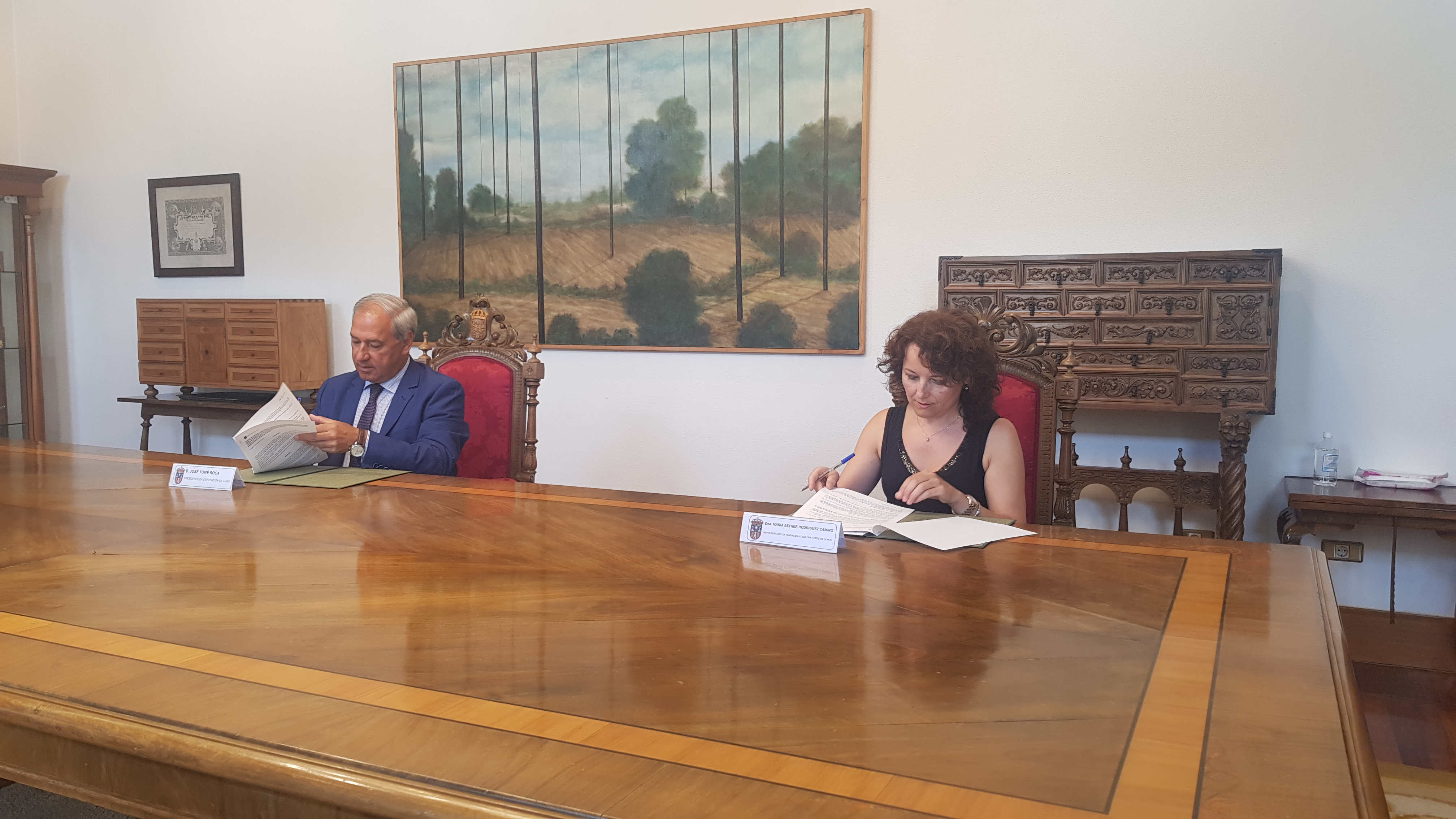 O Presidente da Deputación de Lugo asina coa representante da Fundación Educativa Torre de Lemos de Monforte a modificación do convenio para a reforma do patio interior do colexio 