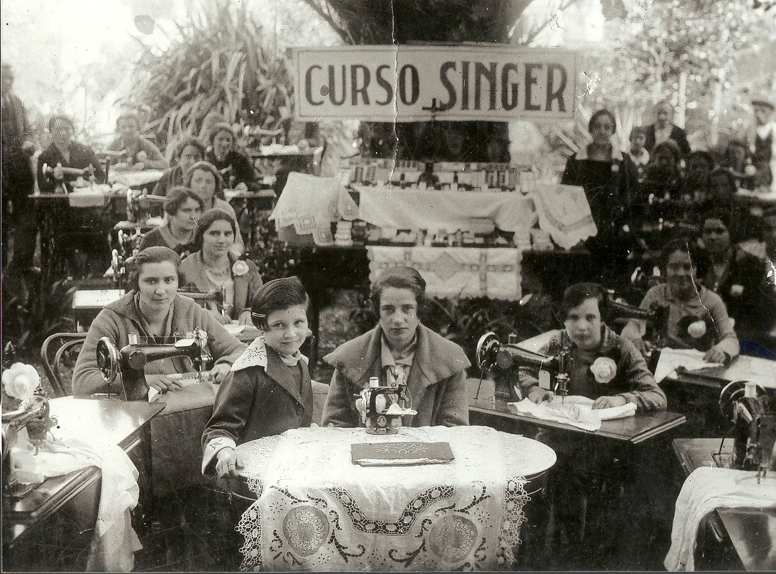 Curso de bordado e de máquinas de coser, patrocinado pola marca Singer en Lourenzá, en 1946. Na foto, cedida polo Concello, vemos un grupo formado só por mulleres, as únicas destinatarias deste tipo de formación naquela época.