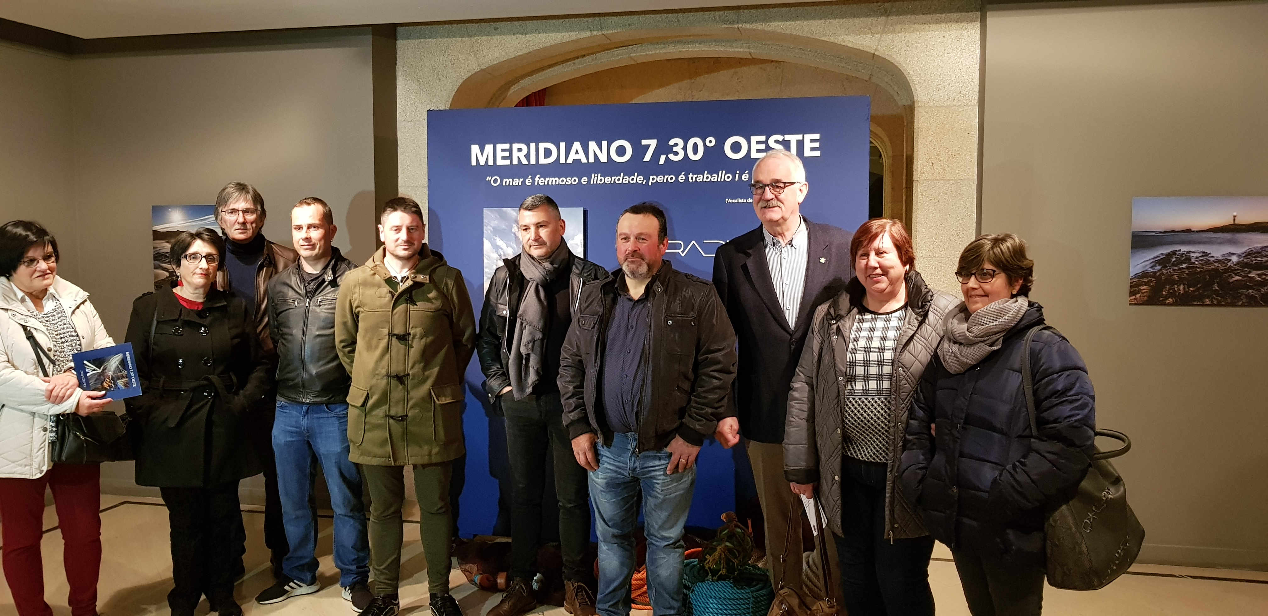 Exposición 'Meridiano 7, 30º Oeste' img01 O Deputado de Turismo, Eduardo Vidal Baamonde, inaugurou este xoves na Sala de Exposicións do Pazo de San Marcos o novo proxecto do fotógrafo lucense José Luís Rodríguez “Pradero”. Baixo o título “Meridiano 7, 30º Oeste”, presenta esta colección de 35 fotografías que poderán verse ata o 22 de abril. Este título ten que ver coa coordenada xeográfica da Mariña Lucense no meridiano. Con esta nova proposta o autor achéganos á paisaxe e a vida das persoas da Mariña Lucense, coa que amosa o sacrificio que reali
