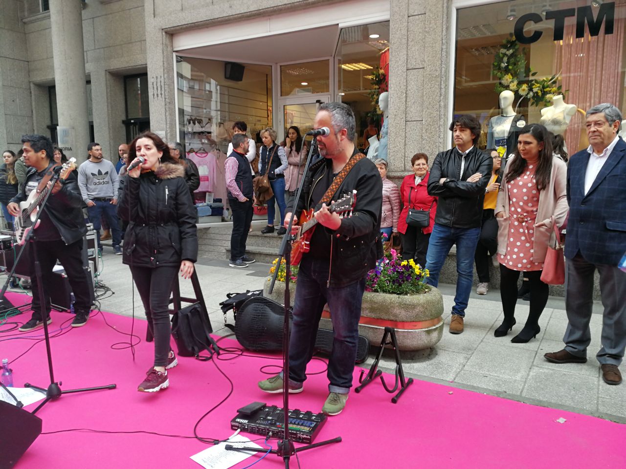 21 comerciantes mostran as últimas tendencias en moda na Noite Aberta de Sarria