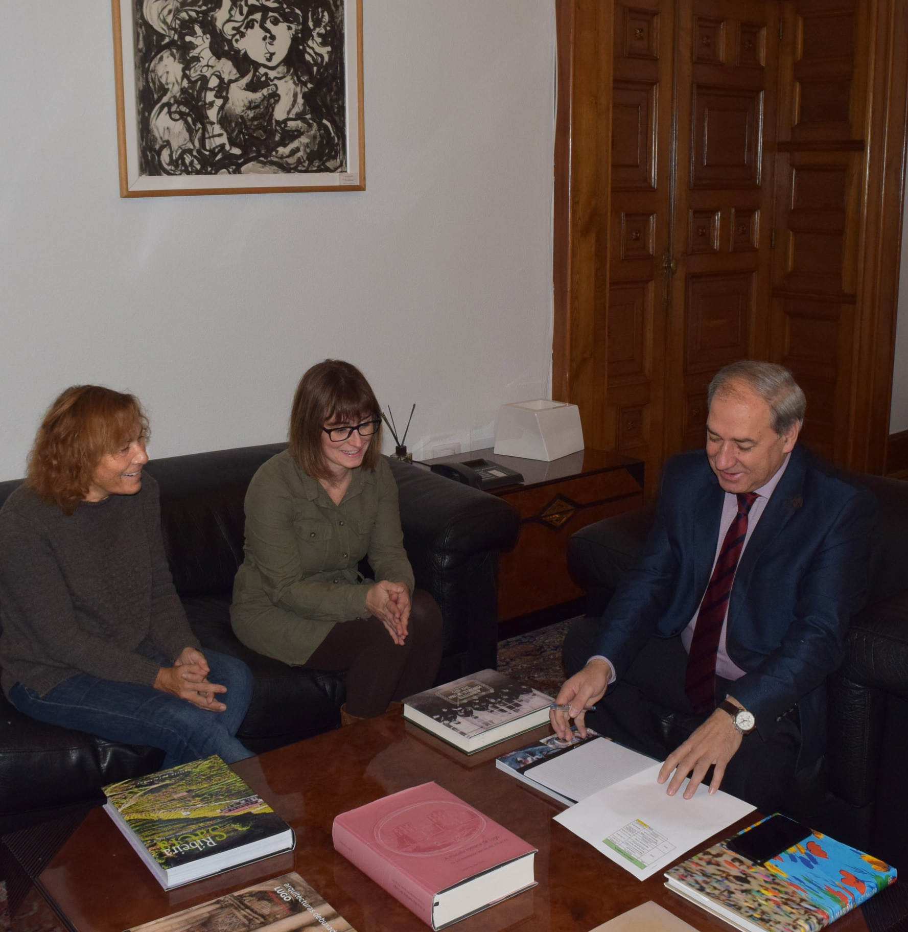 O Presidente da Deputación de Lugo mantén unha xuntanza coa rexedora e a tenente de alcaldesa de Barreiros, Ana Hermida e Carmen Veiga,