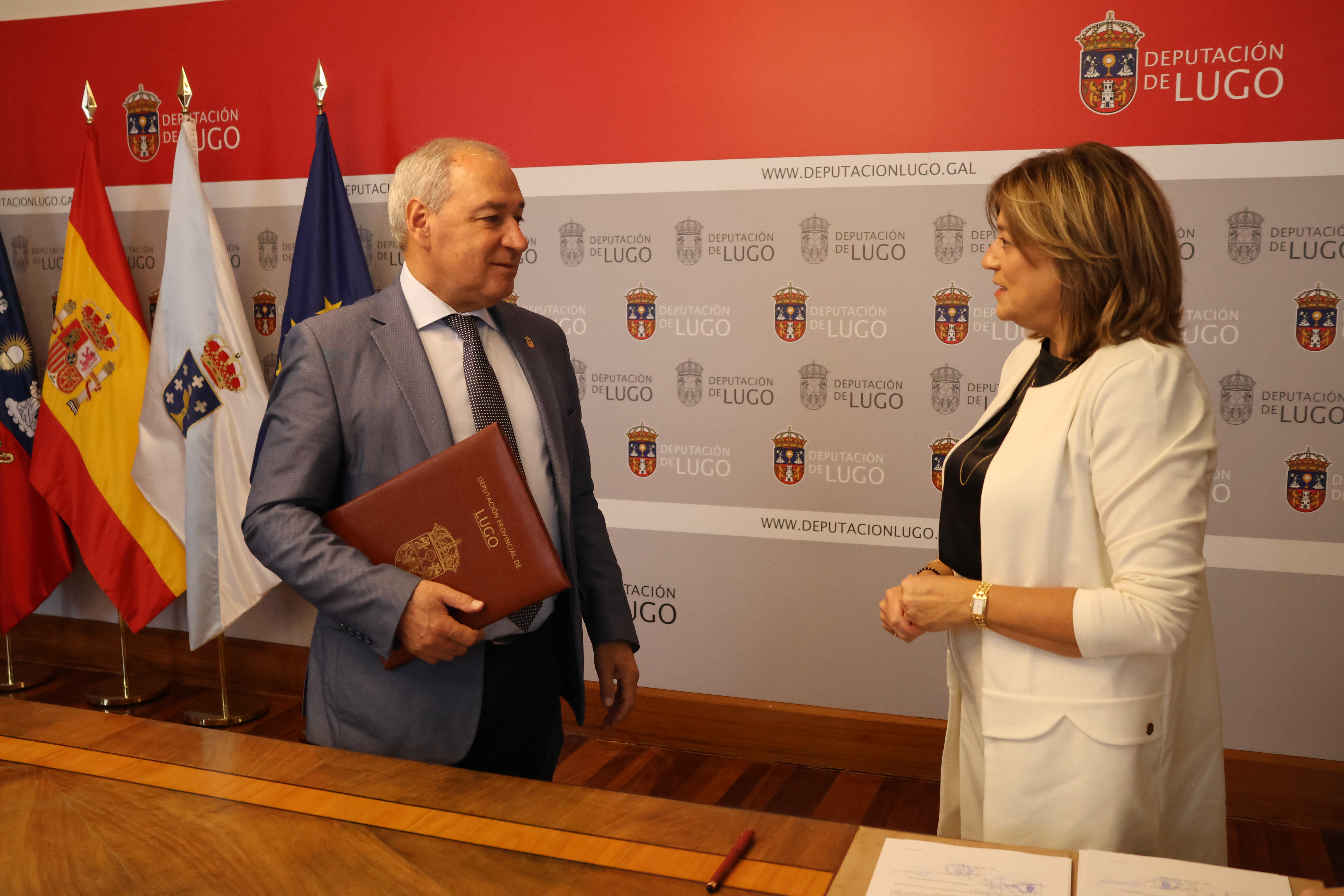 Sinatura convenio con Auxilia Monforte