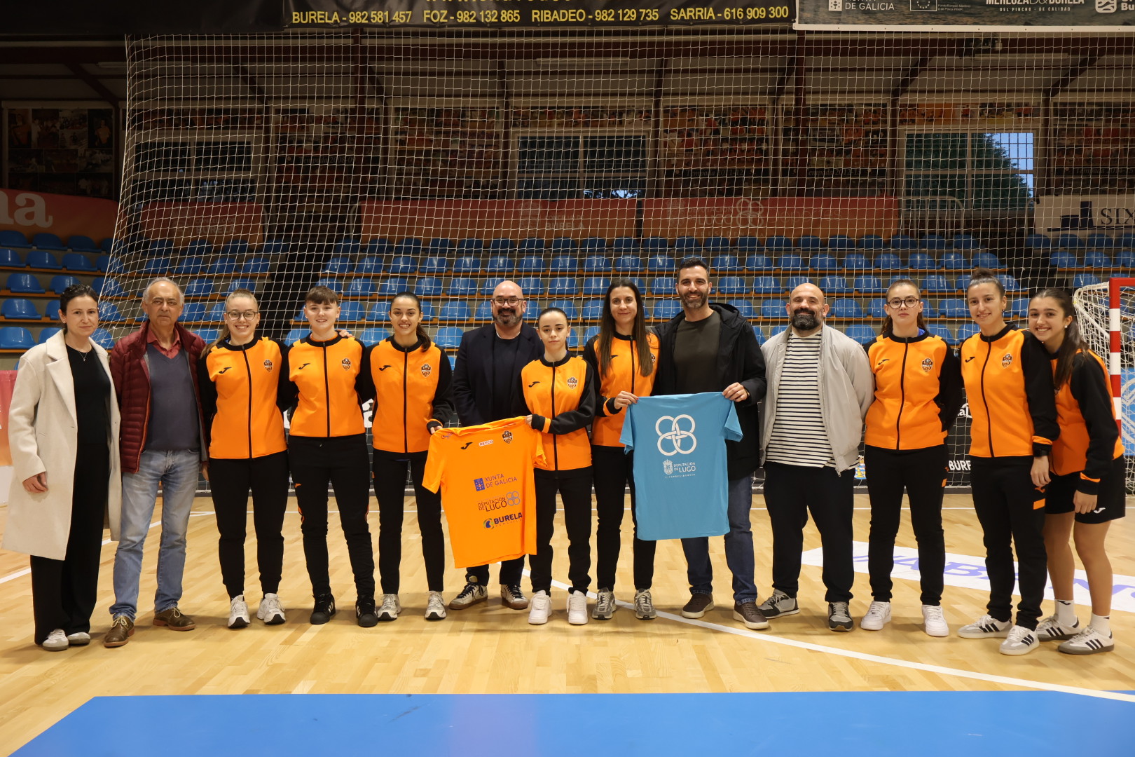 Efrén Castro, Daniel García e Mario Pillado coa directiva e xogadoras mariñás do Burela FS