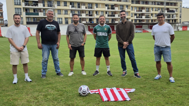 varias persoas posan no campo Martinez Otero de Foz, detrás dunha camiseta do CD Foz, despois das melloras no céspede