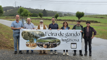 varias persoas posan con unha pancarta da feira de gando cabalar de augaxosa