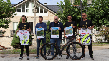 Efrén Castro, Manuel Requeijo e membros do Club Ciclista Viveiro posan co cartel da proba