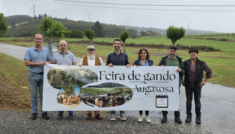 varias persoas posan con unha pancarta da feira de gando cabalar de augaxosa